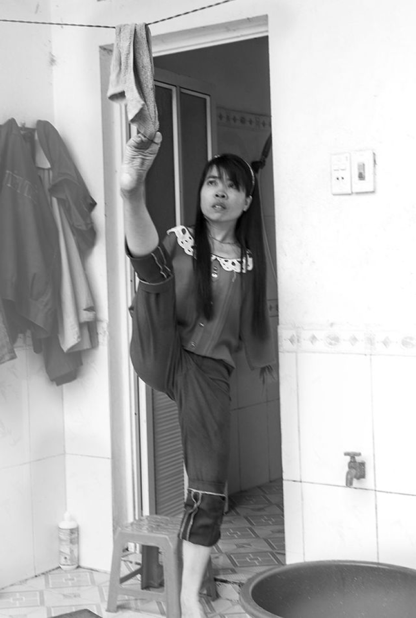 Vietnamese woman born without arms lives a normal life and takes care of her nephew Vietnamese woman born without arms lives a normal life and takes care of her nephew