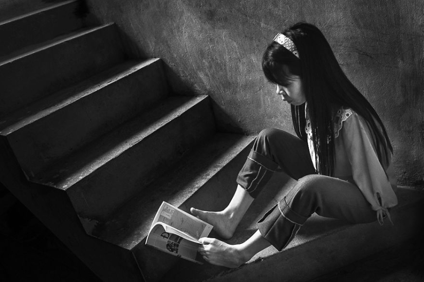 Vietnamese woman born without arms lives a normal life and takes care of her nephew Vietnamese woman born without arms lives a normal life and takes care of her nephew