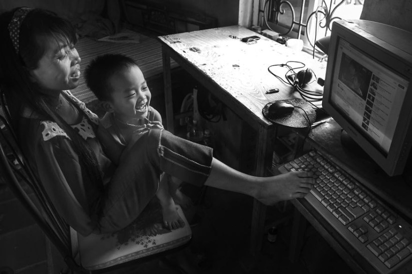 Vietnamese woman born without arms lives a normal life and takes care of her nephew Vietnamese woman born without arms lives a normal life and takes care of her nephew