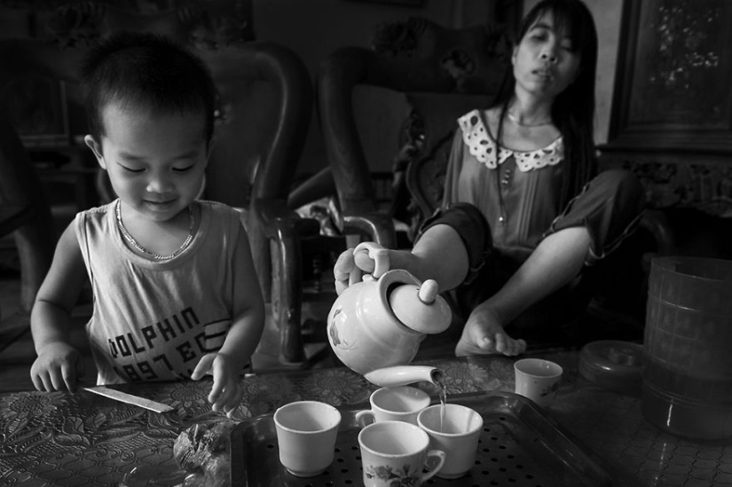 Vietnamese woman born without arms lives a normal life and takes care of her nephew Vietnamese woman born without arms lives a normal life and takes care of her nephew