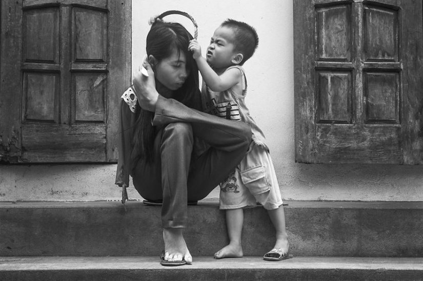 Vietnamese woman born without arms lives a normal life and takes care of her nephew Vietnamese woman born without arms lives a normal life and takes care of her nephew
