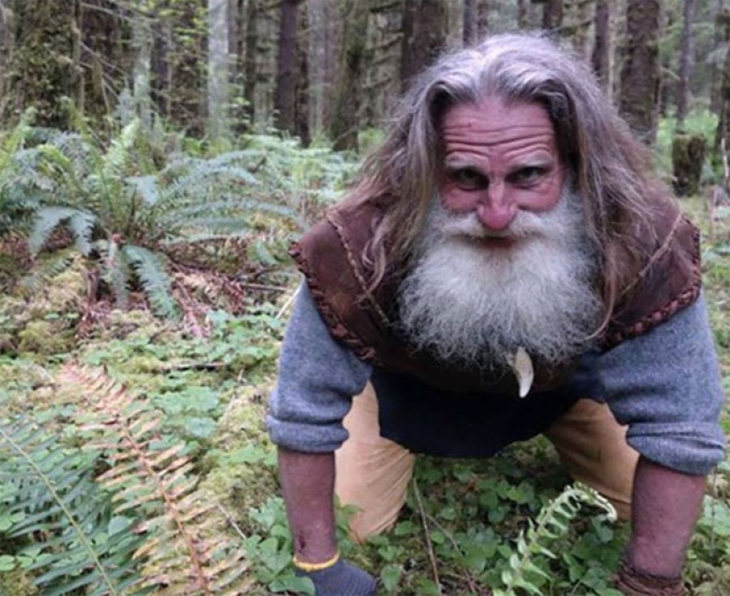 Vive en el bosque, no usa zapatos y se cepilla los dientes con una piña Vive en el bosque, no usa zapatos y se cepilla los dientes con una piña