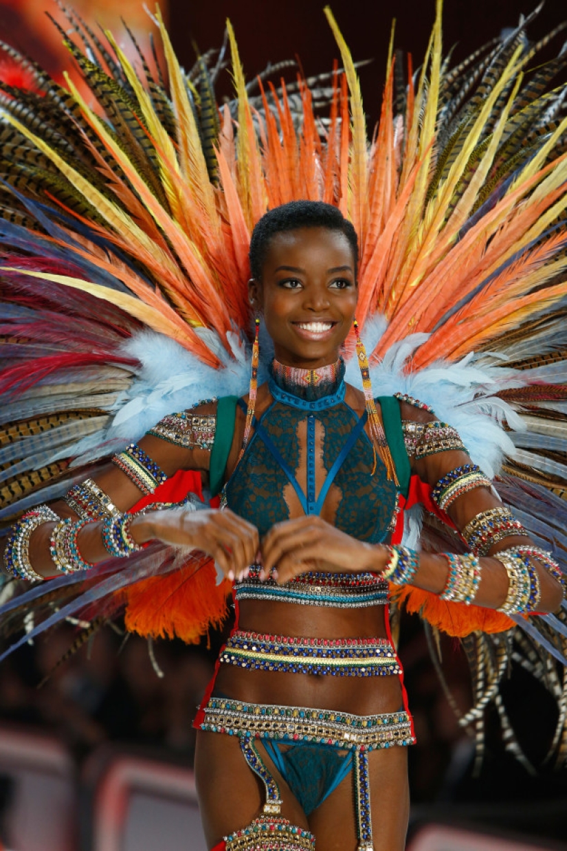 Vivid images from the Victoria's Secret underwear show 2016 in Paris