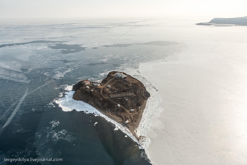 Vladivostok, isla rusa y la costa desde un helicóptero