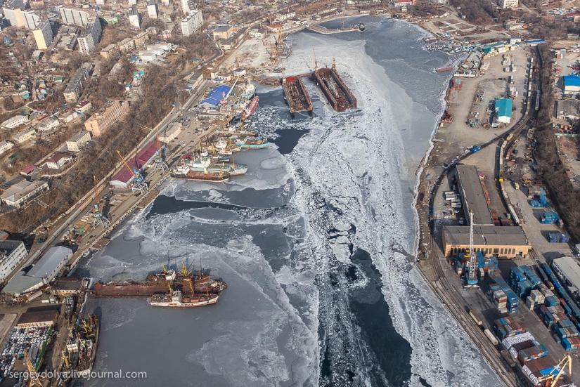 Vladivostok, isla rusa y la costa desde un helicóptero