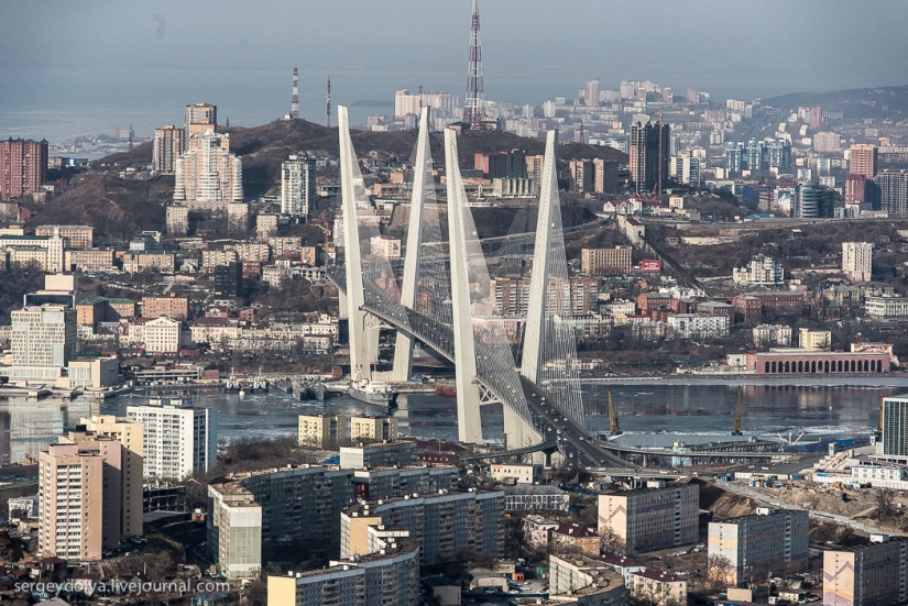 Vladivostok, isla rusa y la costa desde un helicóptero