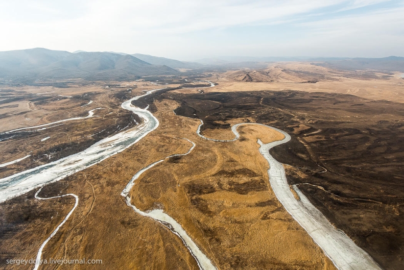 Vladivostok, isla rusa y la costa desde un helicóptero