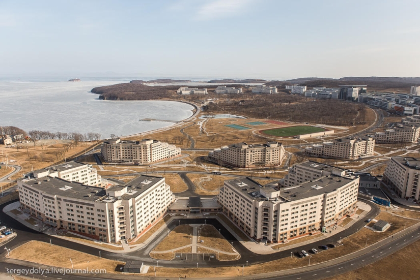 Vladivostok, isla rusa y la costa desde un helicóptero