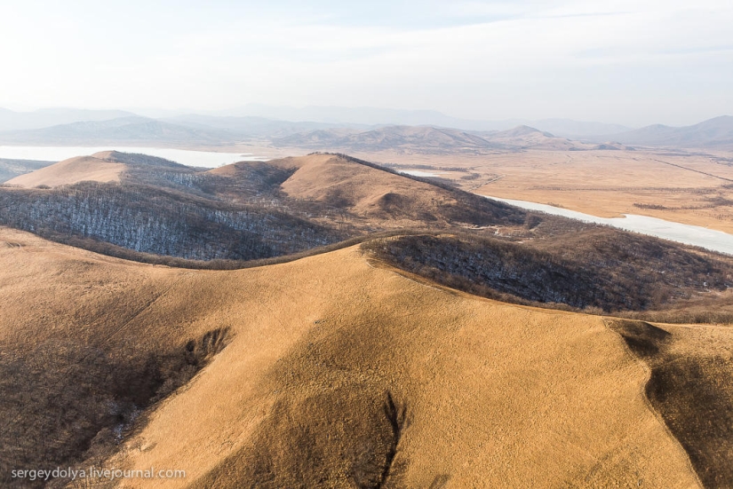 Vladivostok, isla rusa y la costa desde un helicóptero