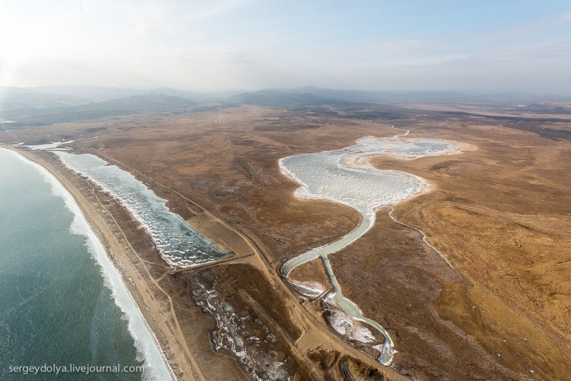 Vladivostok, isla rusa y la costa desde un helicóptero