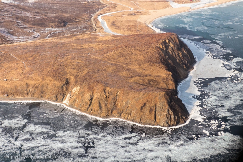Vladivostok, isla rusa y la costa desde un helicóptero