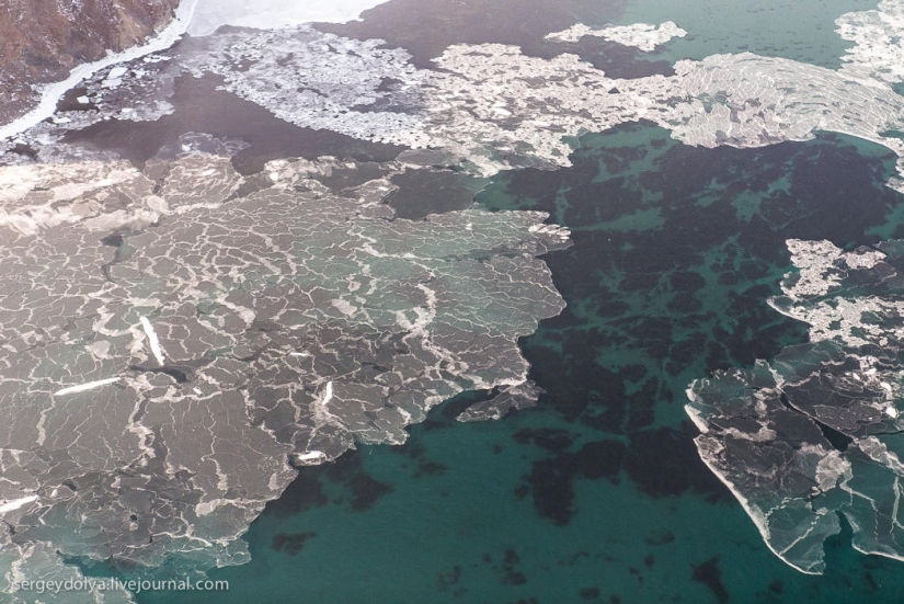 Vladivostok, isla rusa y la costa desde un helicóptero