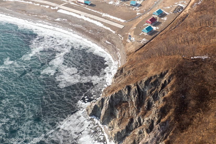 Vladivostok, isla rusa y la costa desde un helicóptero