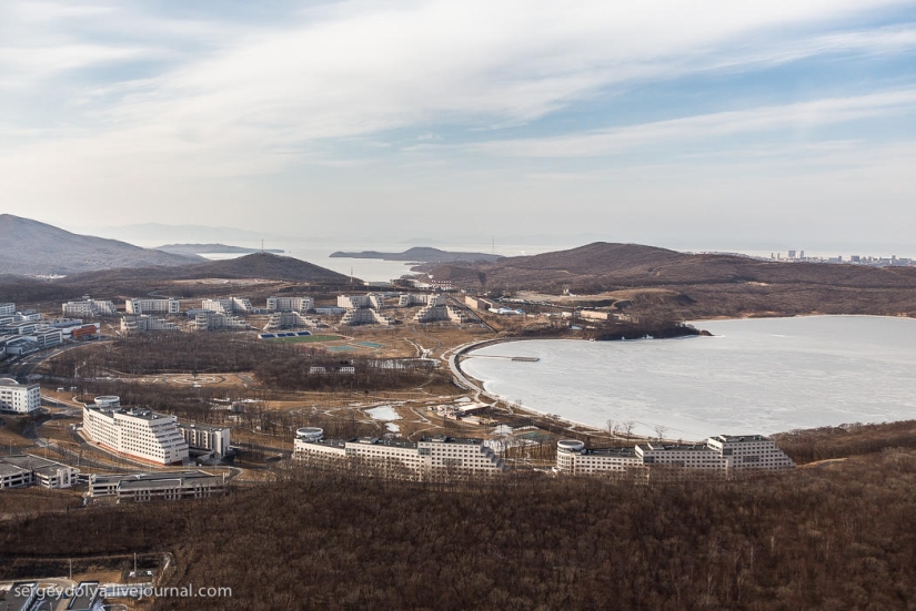Vladivostok, isla rusa y la costa desde un helicóptero