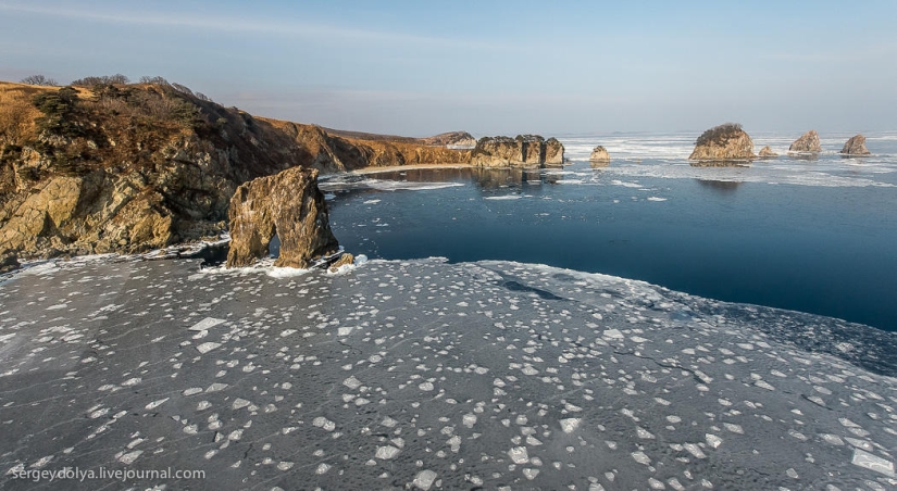 Vladivostok, isla rusa y la costa desde un helicóptero