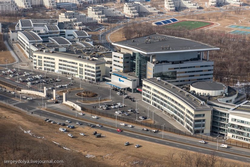 Vladivostok, isla rusa y la costa desde un helicóptero