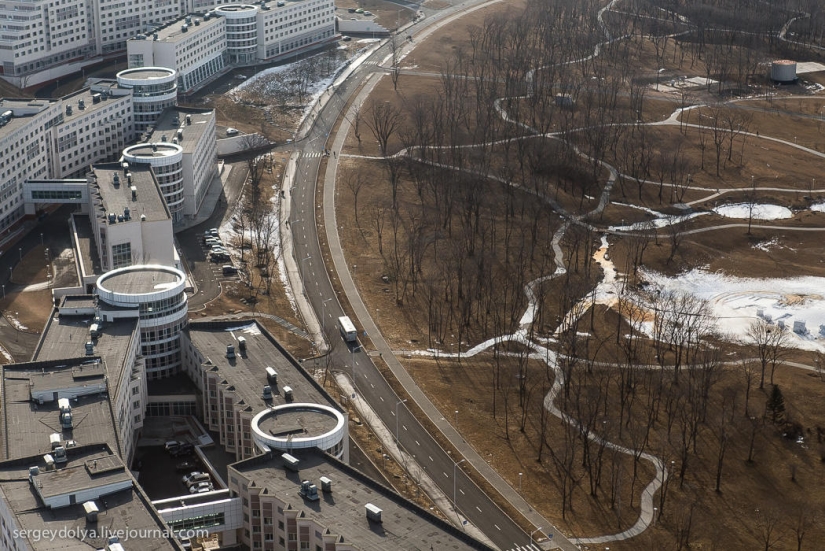 Vladivostok, isla rusa y la costa desde un helicóptero