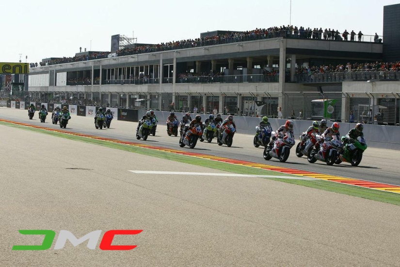 Vuelos tierra en la carrera del Mundo de Supersport en Aragón Vuelos tierra en la carrera del Mundo de Supersport en Aragón