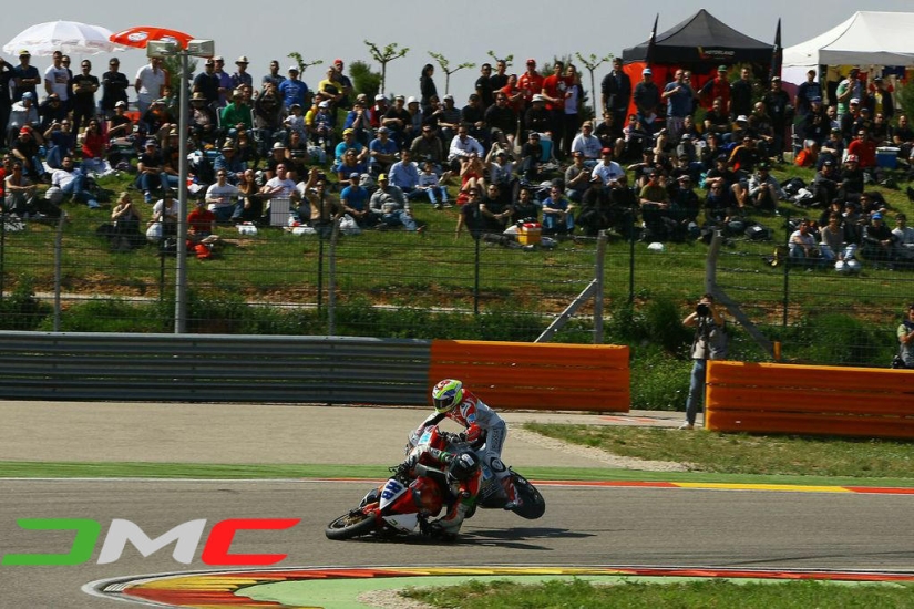 Vuelos tierra en la carrera del Mundo de Supersport en Aragón Vuelos tierra en la carrera del Mundo de Supersport en Aragón