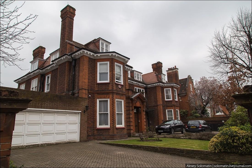 Walking in London in spring