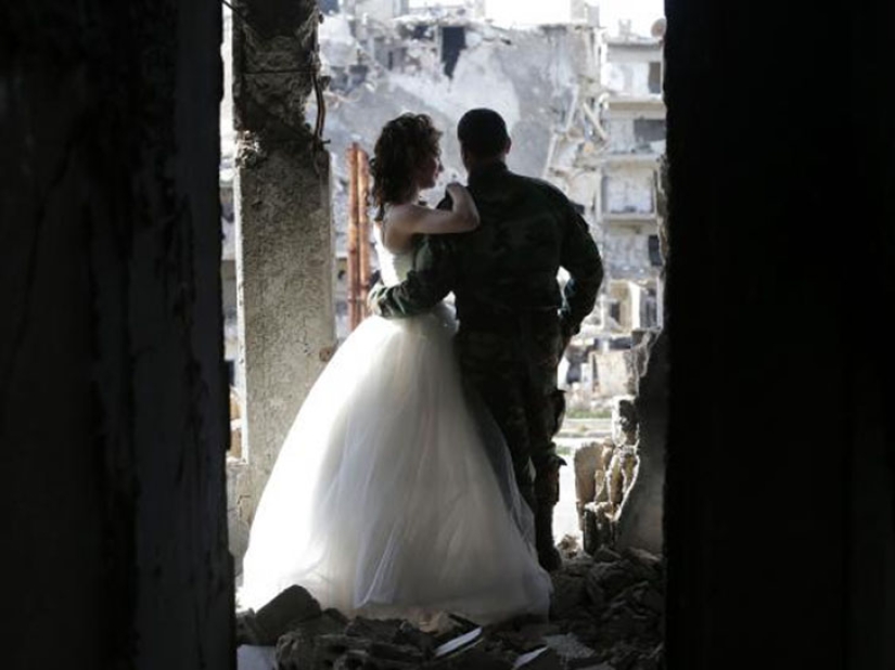 War and peace: a Syrian couple staged a wedding photo shoot in the ruins of Homs
