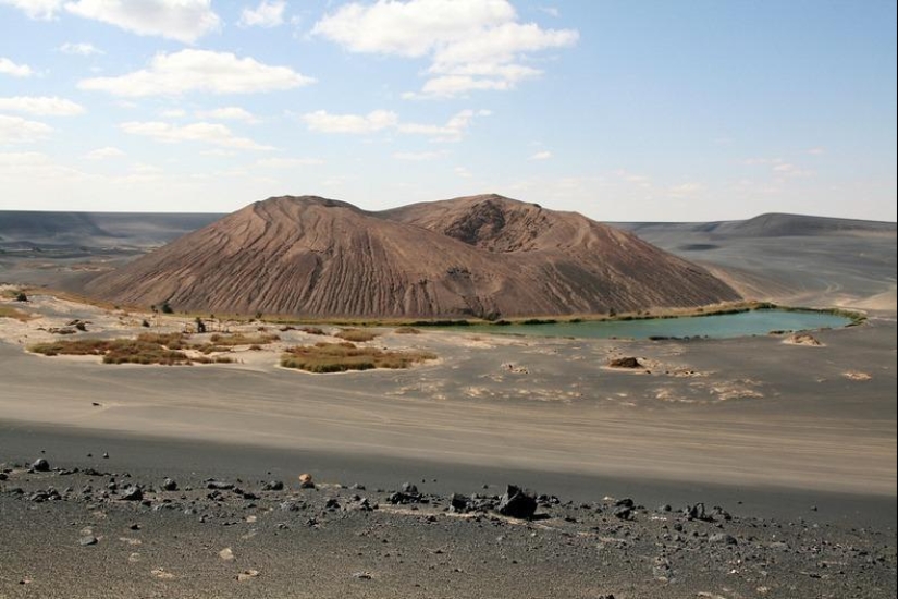 Wau an Namus - an oasis in a volcanic crater Wau an Namus - an oasis in a volcanic crater