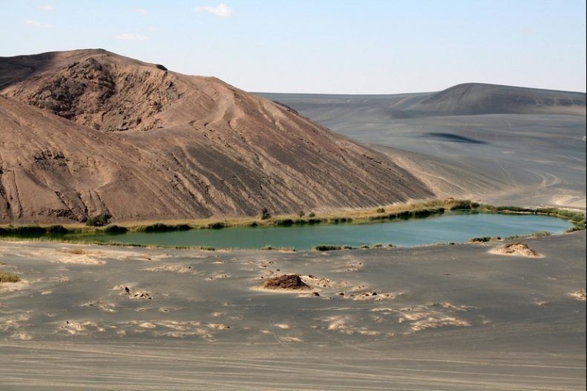 Wau an Namus - an oasis in a volcanic crater Wau an Namus - an oasis in a volcanic crater