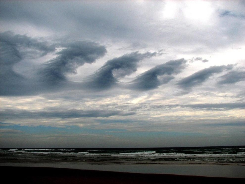 Wave-like Kelvin-Helmholtz clouds Wave-like Kelvin-Helmholtz clouds