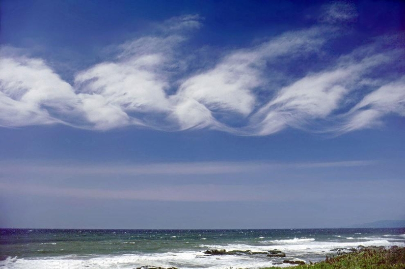 Wave-like Kelvin-Helmholtz clouds Wave-like Kelvin-Helmholtz clouds