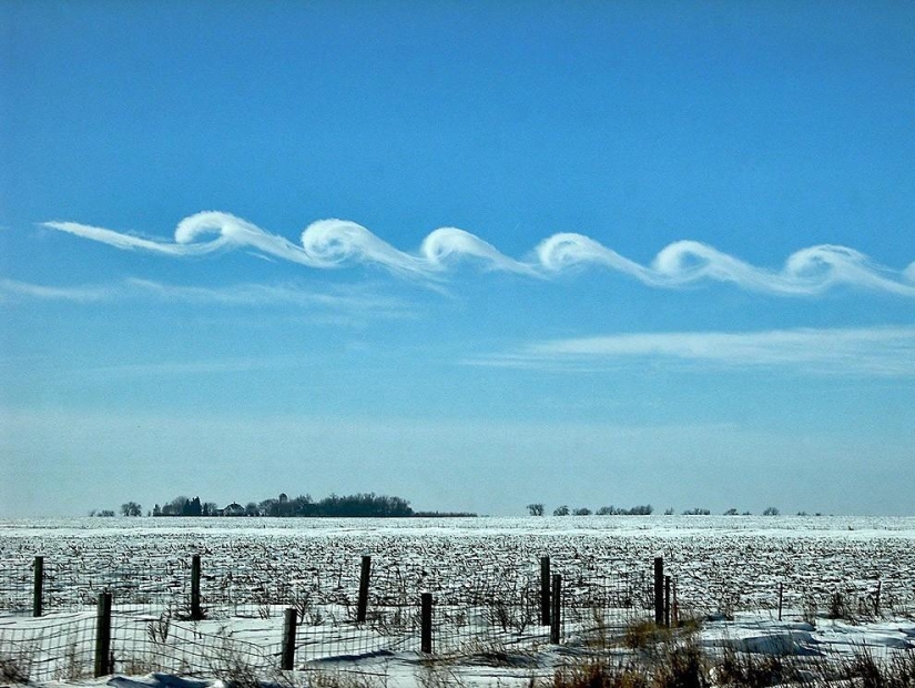 Wave-like Kelvin-Helmholtz clouds Wave-like Kelvin-Helmholtz clouds