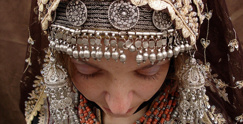 What do the brides of the world wear?