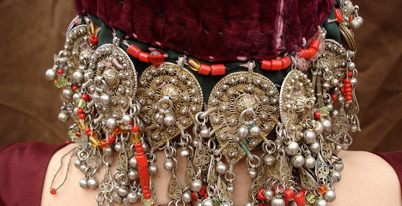 What do the brides of the world wear?