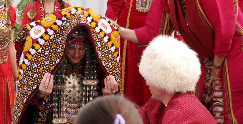 What do the brides of the world wear?