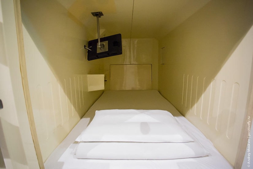 What is it like staying overnight in a Japanese capsule hotel? What is it like staying overnight in a Japanese capsule hotel?