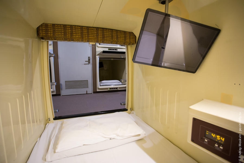 What is it like staying overnight in a Japanese capsule hotel? What is it like staying overnight in a Japanese capsule hotel?