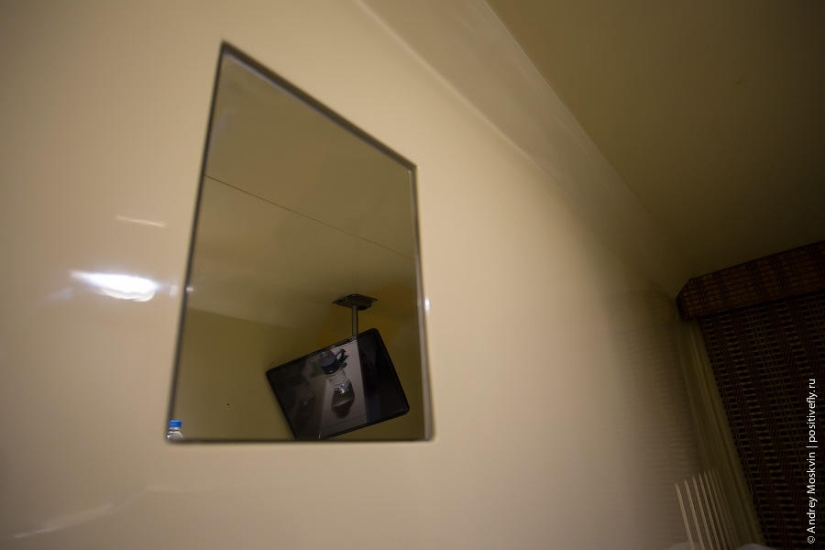 What is it like staying overnight in a Japanese capsule hotel? What is it like staying overnight in a Japanese capsule hotel?