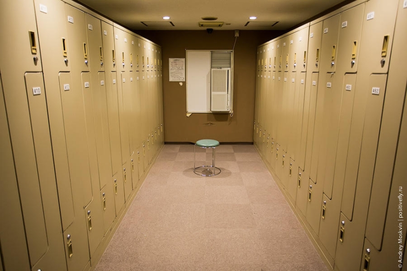 What is it like staying overnight in a Japanese capsule hotel? What is it like staying overnight in a Japanese capsule hotel?