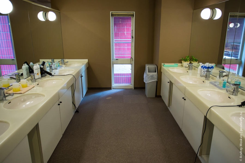 What is it like staying overnight in a Japanese capsule hotel? What is it like staying overnight in a Japanese capsule hotel?