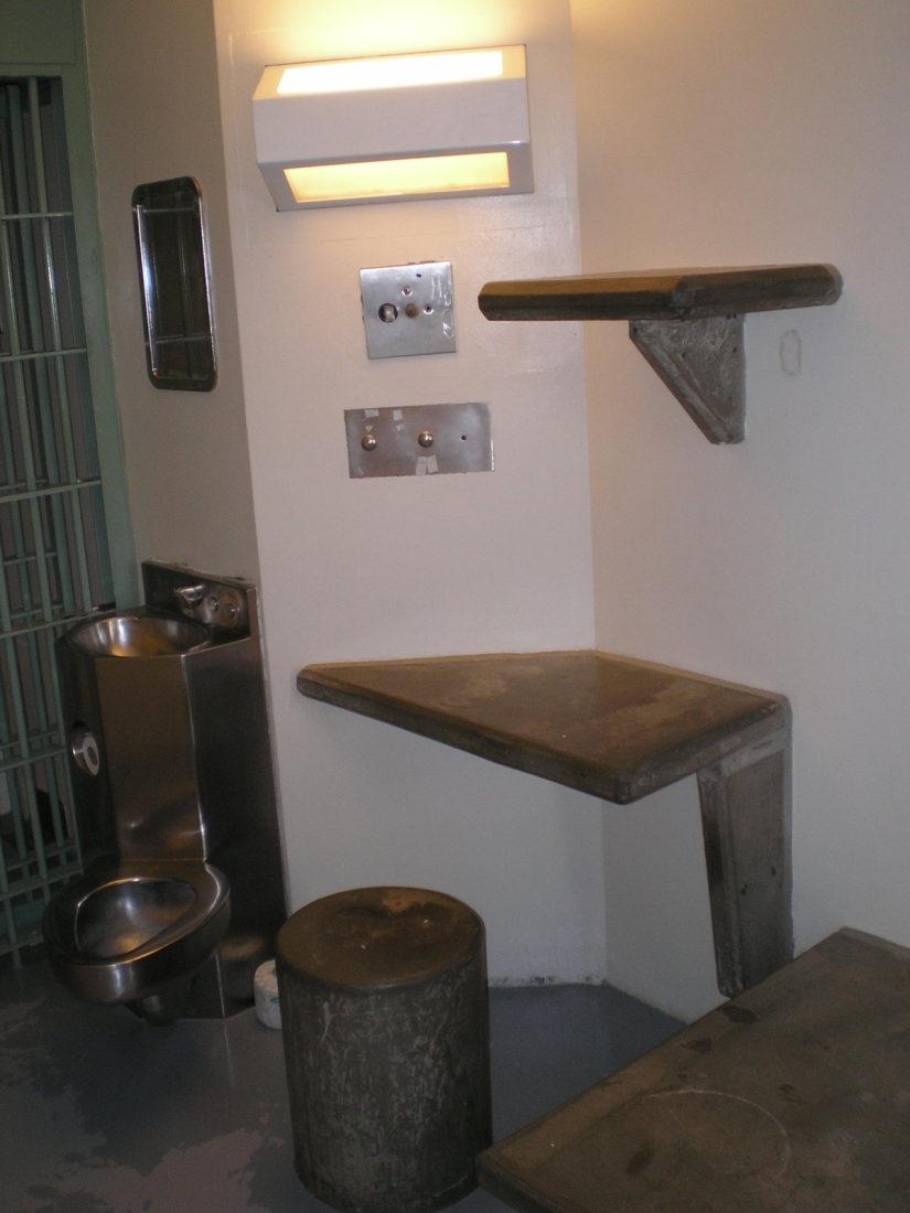 What kind of life awaits drug lord El Chapo in the harshest prison in the USA