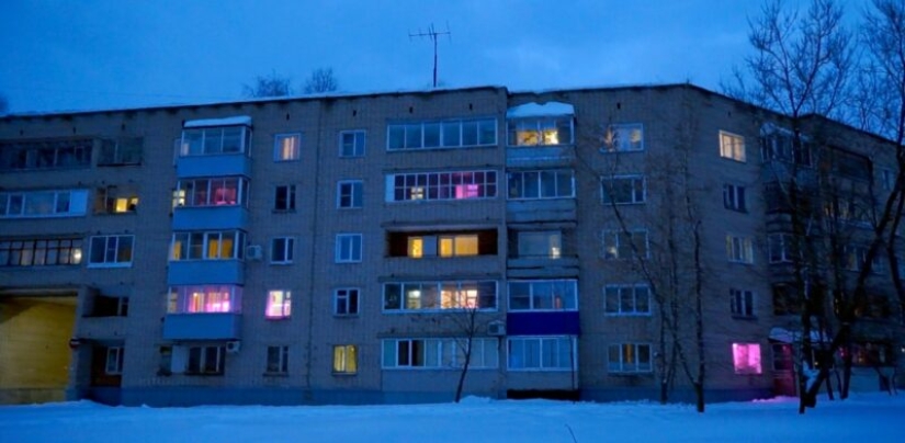 What lies behind the purple windows, or the collapse of another conspiracy theory