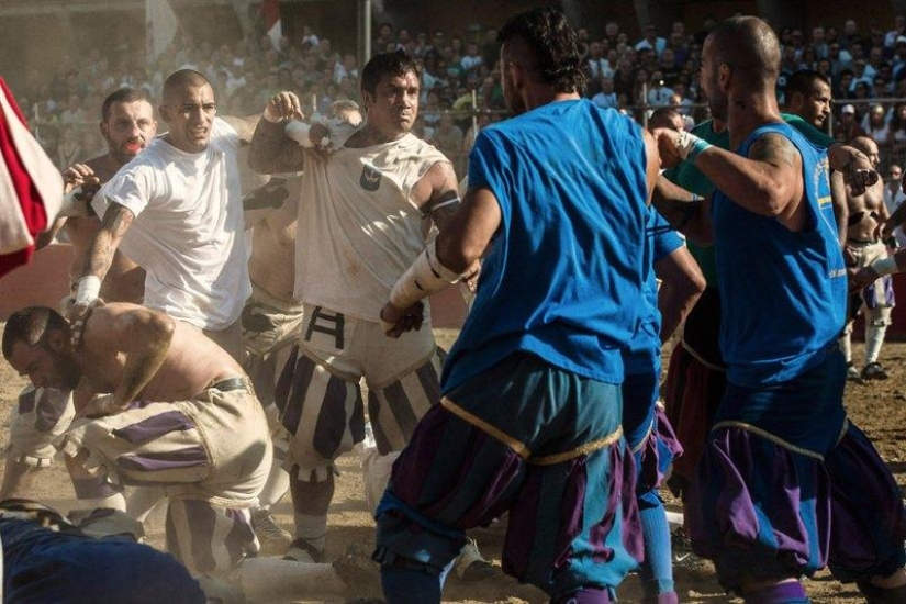 What the most bloodthirsty kind of football looks like - Calcio Florentino What the most bloodthirsty kind of football looks like - Calcio Florentino