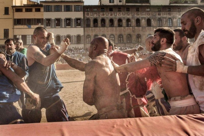 What the most bloodthirsty kind of football looks like - Calcio Florentino What the most bloodthirsty kind of football looks like - Calcio Florentino