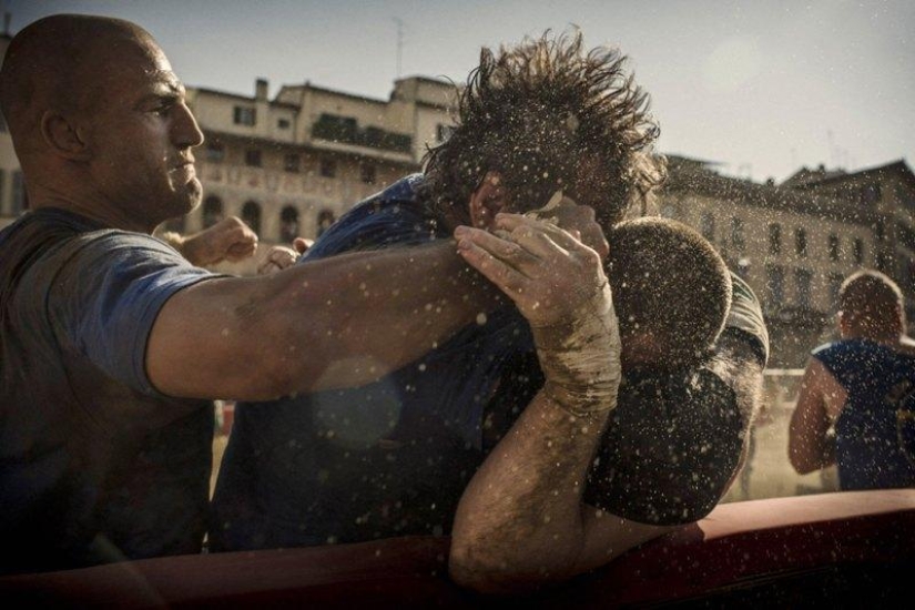 What the most bloodthirsty kind of football looks like - Calcio Florentino What the most bloodthirsty kind of football looks like - Calcio Florentino