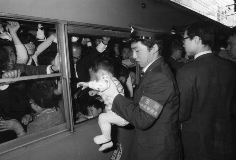 What Tokyo Subway Passengers Have to Endure During Rush Hour