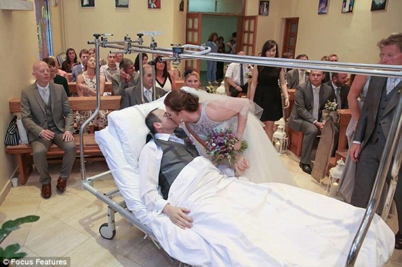 When the groom broke his leg, the newlyweds canceled the $50,000 ceremony and got married in the hospital When the groom broke his leg, the newlyweds canceled the $50,000 ceremony and got married in the hospital