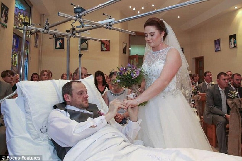 When the groom broke his leg, the newlyweds canceled the $50,000 ceremony and got married in the hospital When the groom broke his leg, the newlyweds canceled the $50,000 ceremony and got married in the hospital