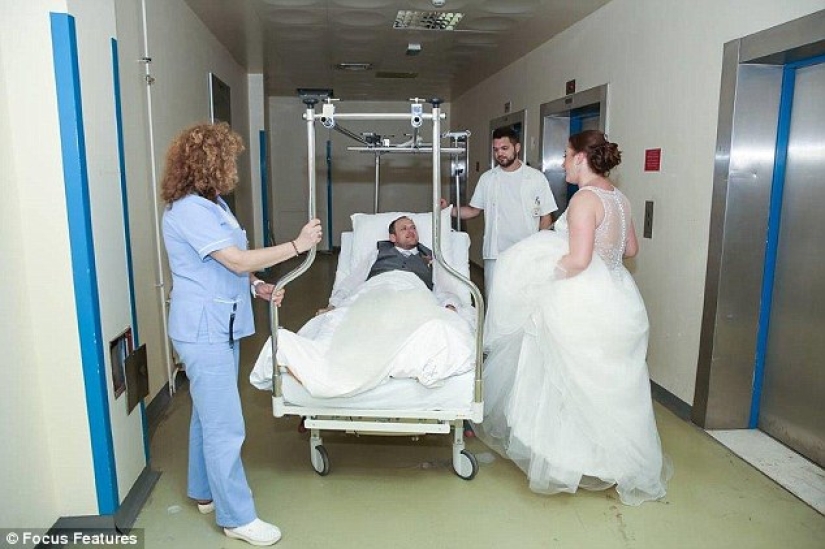 When the groom broke his leg, the newlyweds canceled the $50,000 ceremony and got married in the hospital When the groom broke his leg, the newlyweds canceled the $50,000 ceremony and got married in the hospital