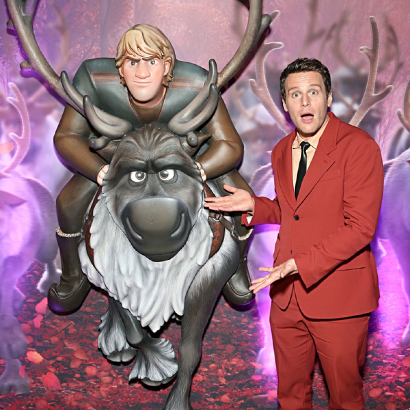 Which of the Hollywood stars voiced New Year's cartoons