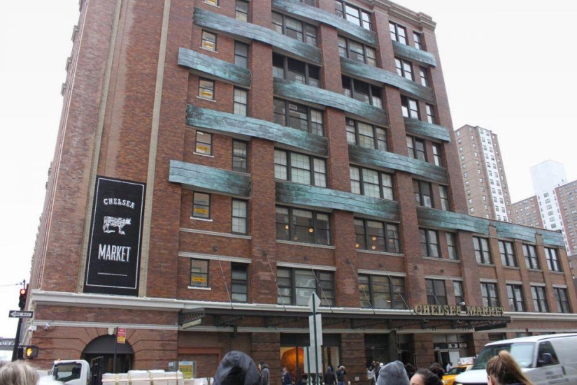 Who does not work, he eats