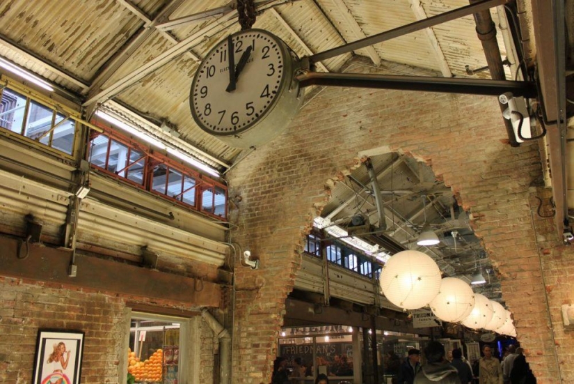 Who does not work, he eats